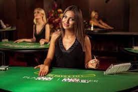 Live Texas Poker table on asiktoto slot with professional dealer and real-time card dealing